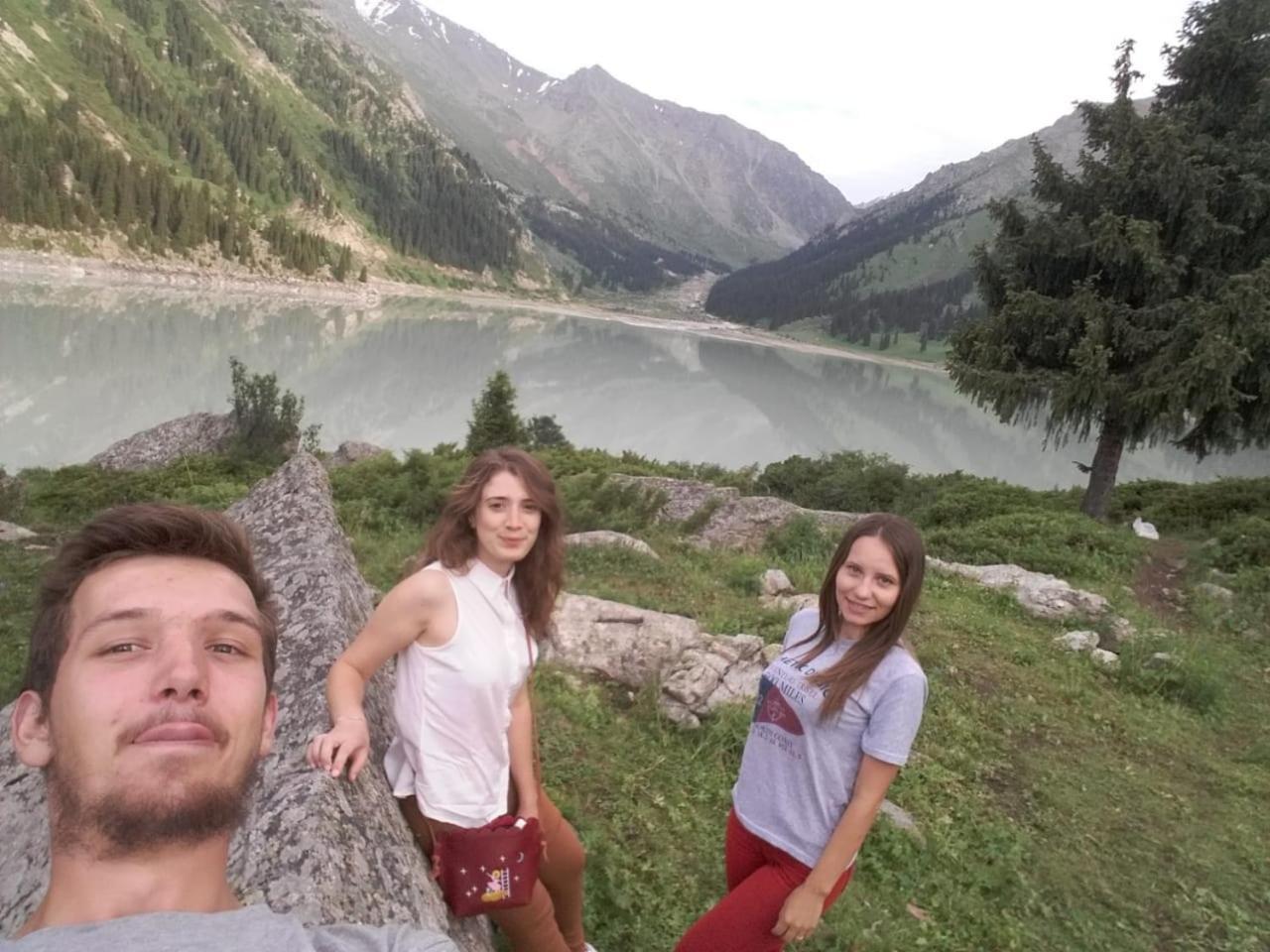 World Travelers Hostel Алматы Экстерьер фото